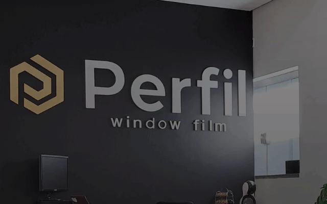 Recepção da loja da Perfil Window Film, com o logotipo da empresa em destaque na parede