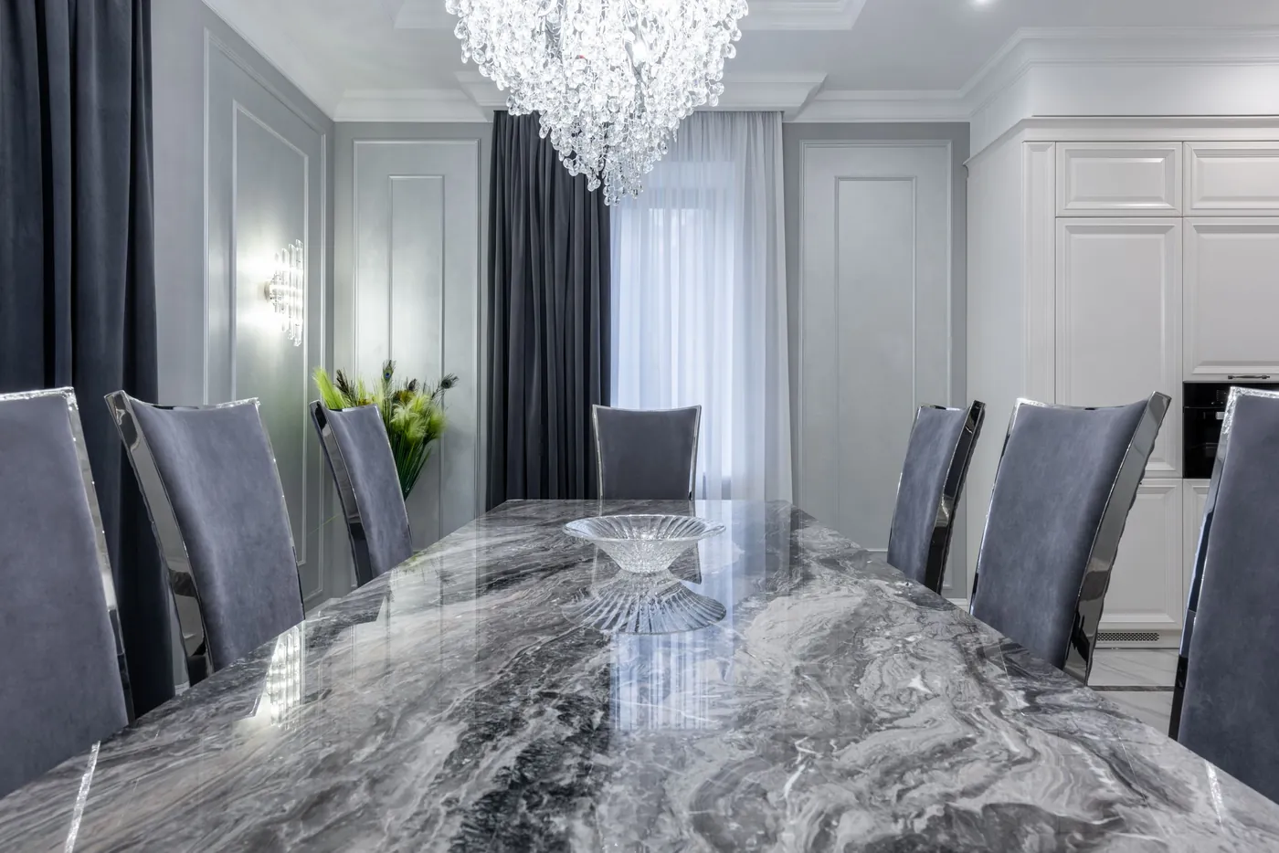 Mesa de jantar com tampo de mármore em ambiente sofisticado