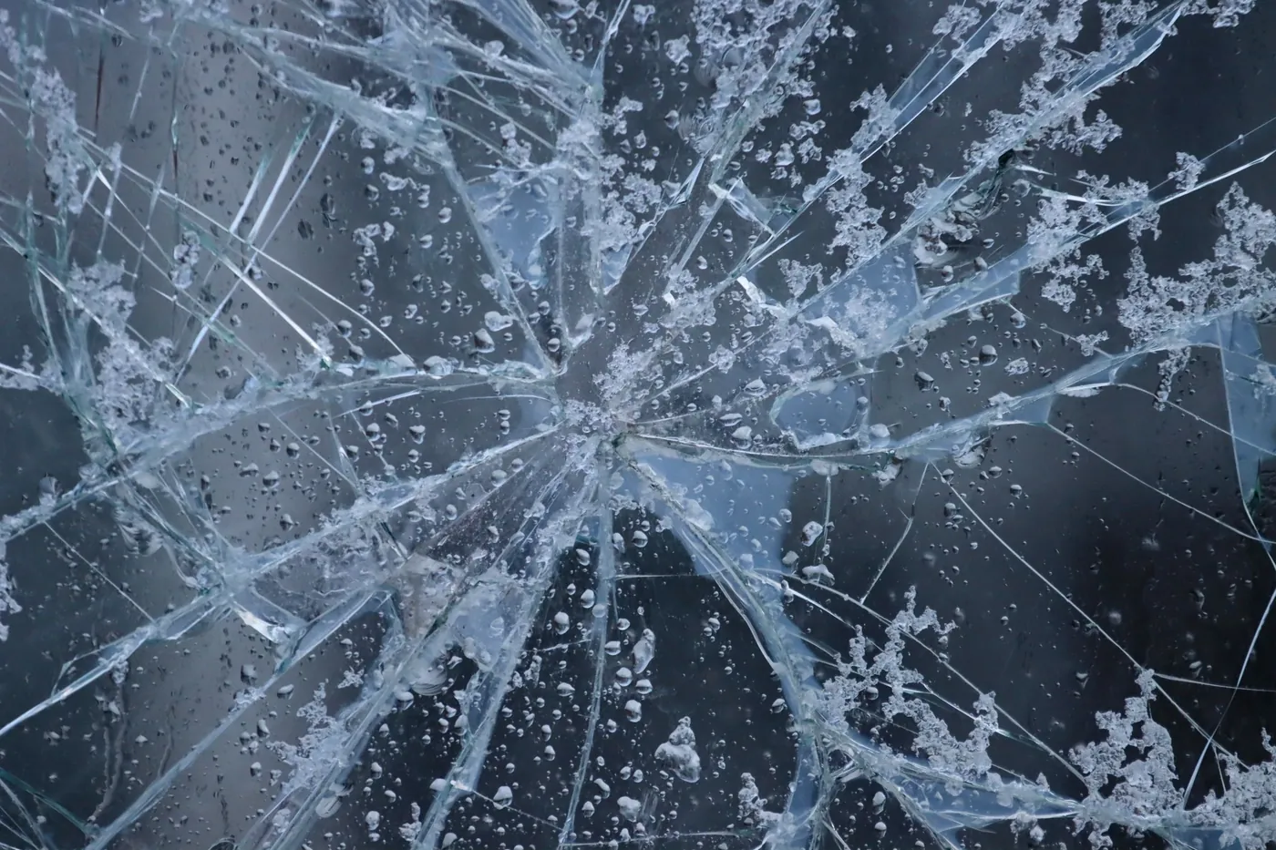 Vidro trincado por impacto, com os fragmentos ainda unidos